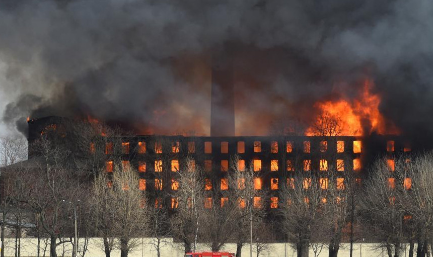圣彼得堡一百年历史工厂被烧毁