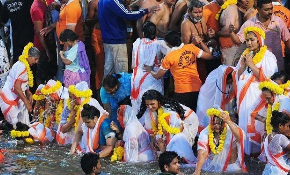 印度超两百万人聚集恒河沐浴